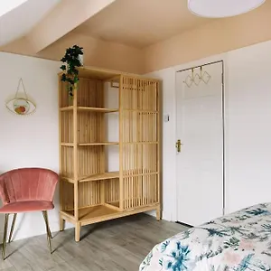https://designer-4-bed-home-in-the-heart-of.belfasthotelsireland.com