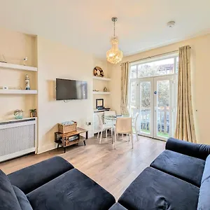  Holiday home Town Centre House For 6 Guests